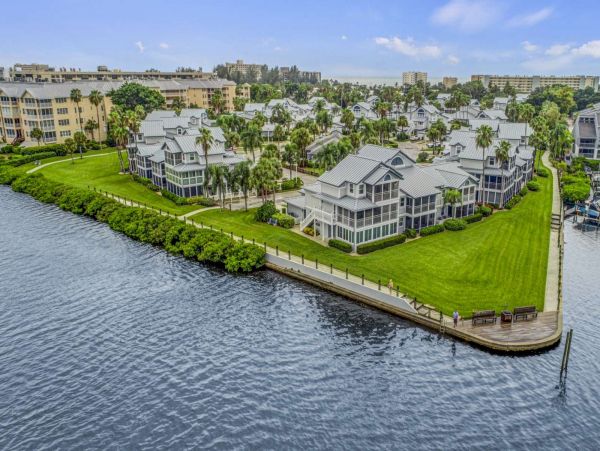 Siesta Key Condo Pool/ Walk to Beach Amenities.