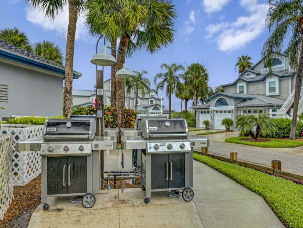 Siesta Key Condo Pool/ Walk to Beach Amenities.