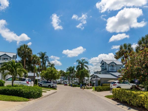 Siesta Key Condo Pool/ Walk to Beach Amenities.