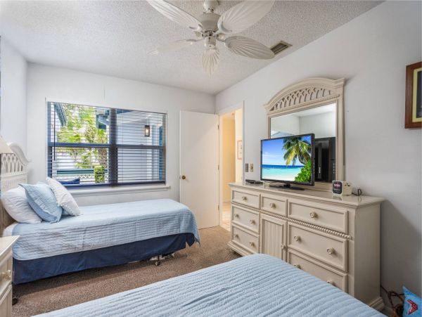 Siesta Key Condo Pool/ Walk to Beach Amenities.