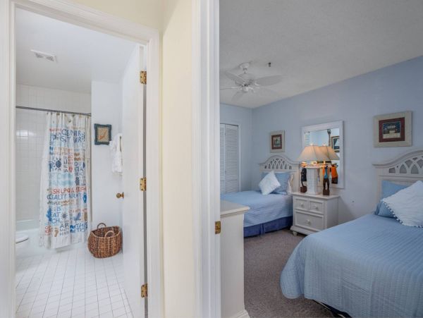 Siesta Key Condo Pool/ Walk to Beach Amenities.