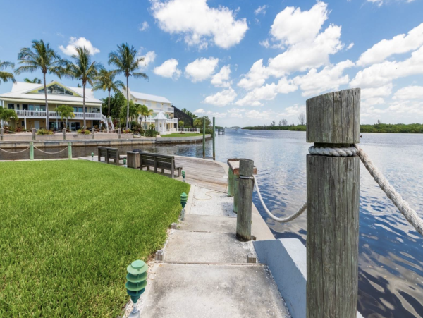 Siesta Key Condo Pool/ Walk to Beach Amenities.