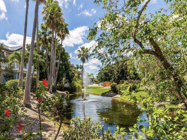 Siesta Key Condo Pool/ Walk to Beach Amenities.