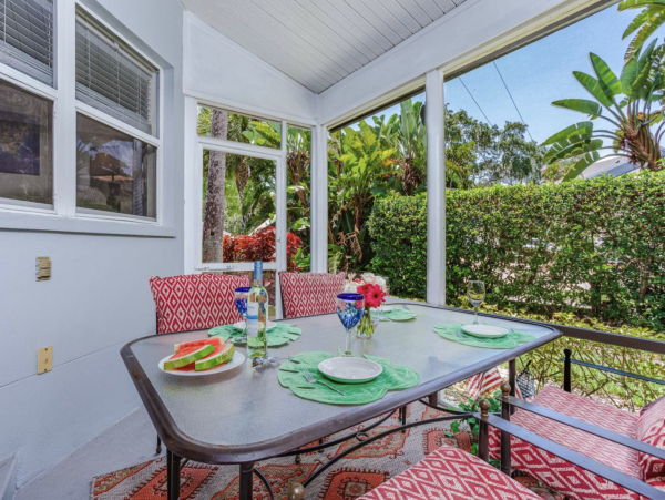 Siesta Key Condo Pool/ Walk to Beach Amenities.