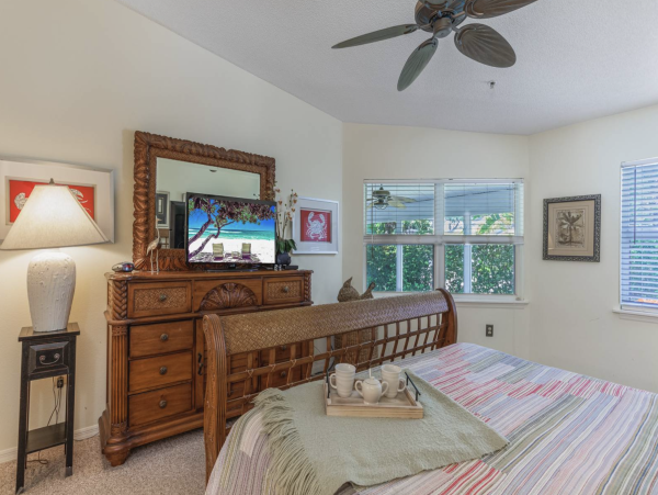Siesta Key Condo Pool/ Walk to Beach Amenities.