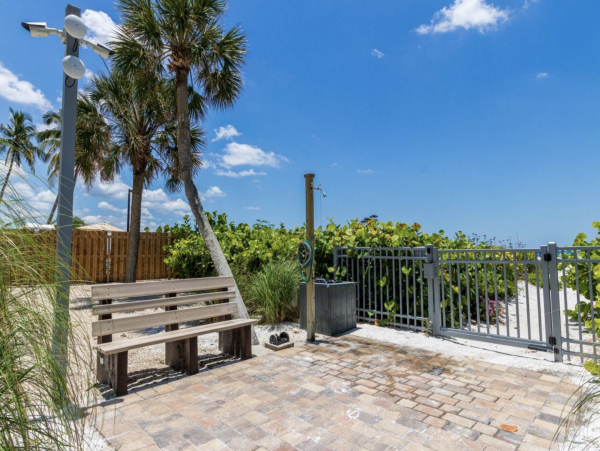 Siesta Key Condo Pool/ Walk to Beach Amenities.