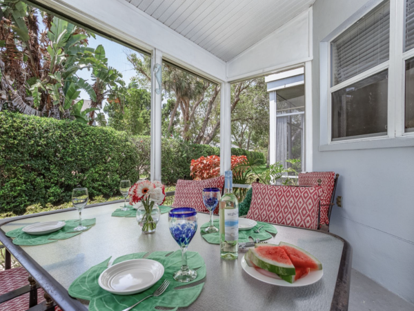 Siesta Key Condo Pool/ Walk to Beach Amenities.