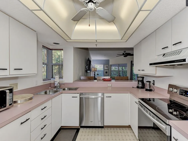 Siesta Key Condo Pool/ Walk to Beach Amenities.