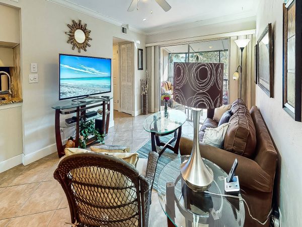 1 Bedroom Condo Pet friendly 8 min walk to the beach