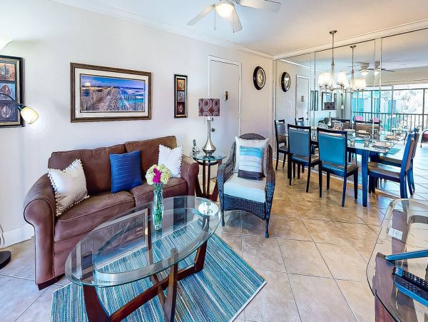 1 Bedroom Condo Pet friendly 8 min walk to the beach