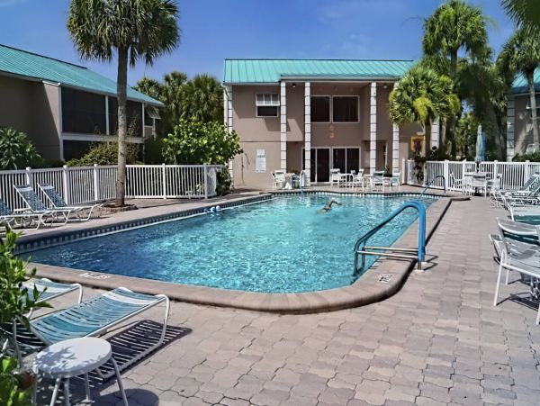 1 Bedroom Condo Pet friendly 8 min walk to the beach