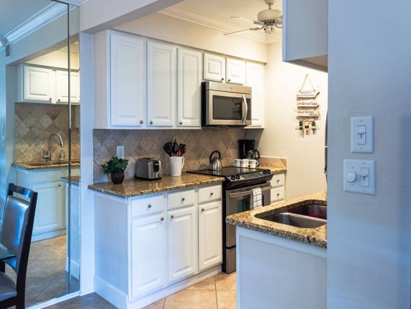 1 Bedroom Condo Pet friendly 8 min walk to the beach