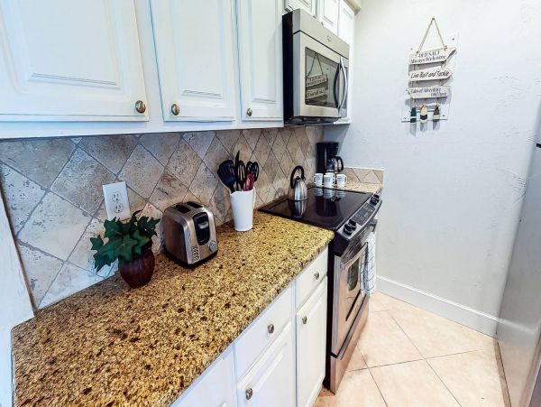 1 Bedroom Condo Pet friendly 8 min walk to the beach