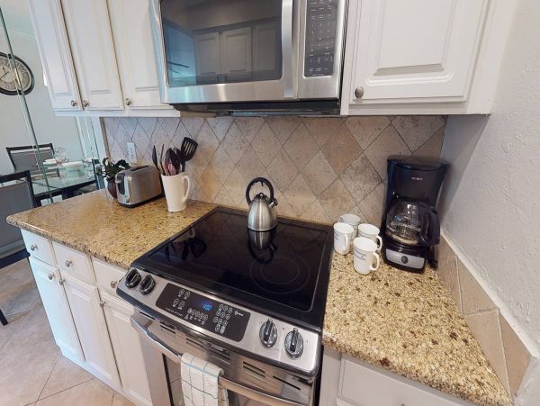 1 Bedroom Condo Pet friendly 8 min walk to the beach