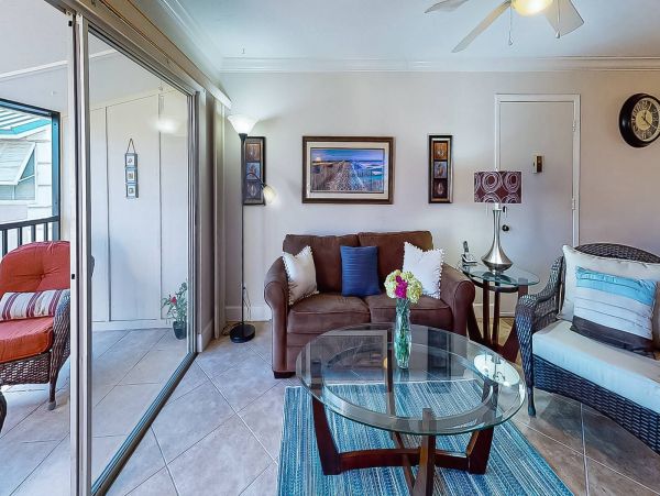 1 Bedroom Condo Pet friendly 8 min walk to the beach