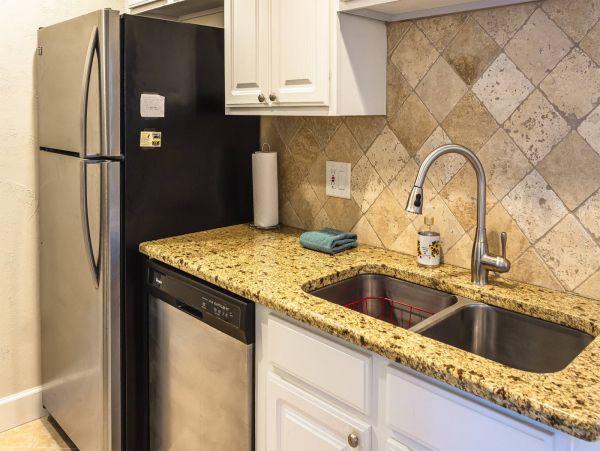 1 Bedroom Condo Pet friendly 8 min walk to the beach