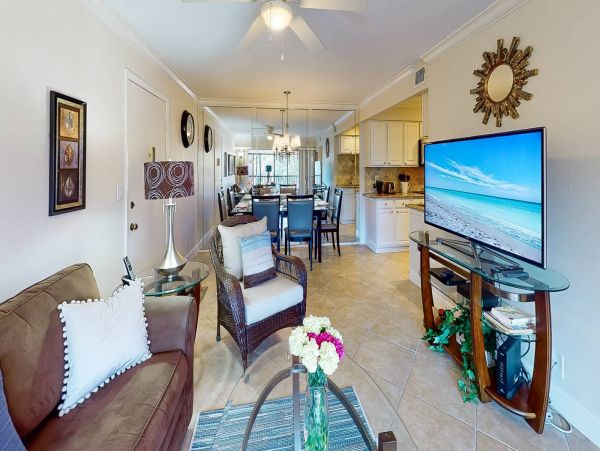 1 Bedroom Condo Pet friendly 8 min walk to the beach