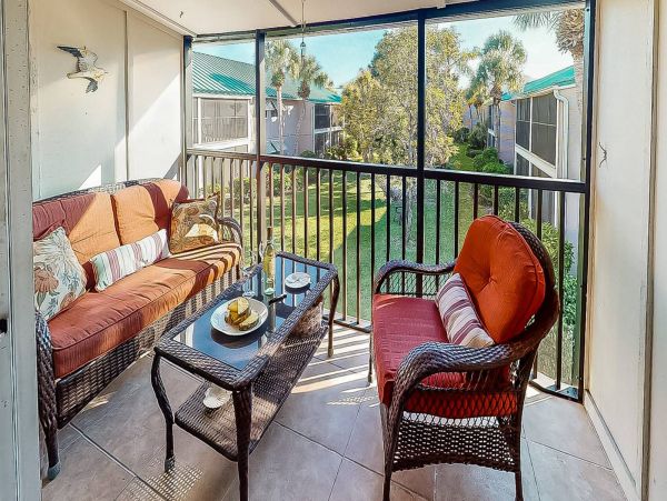 1 Bedroom Condo Pet friendly 8 min walk to the beach
