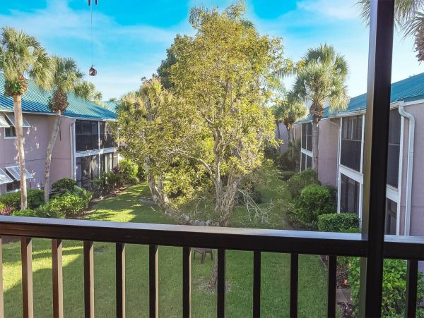 1 Bedroom Condo Pet friendly 8 min walk to the beach