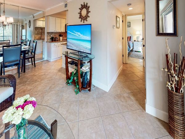 1 Bedroom Condo Pet friendly 8 min walk to the beach