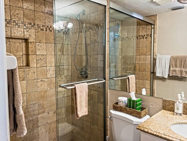 1 Bedroom Condo Pet friendly 8 min walk to the beach
