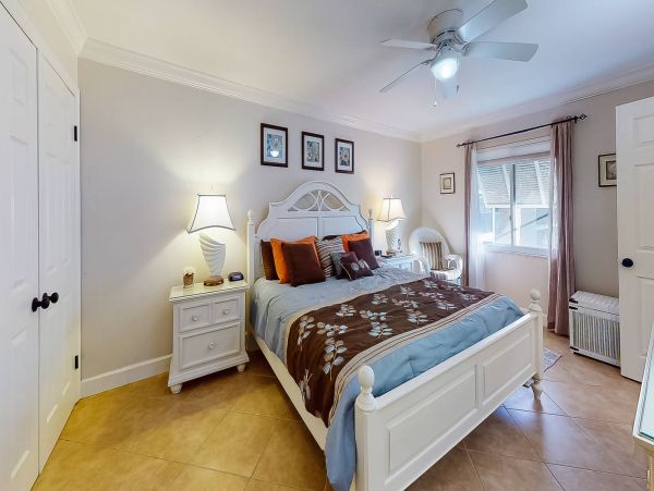 1 Bedroom Condo Pet friendly 8 min walk to the beach