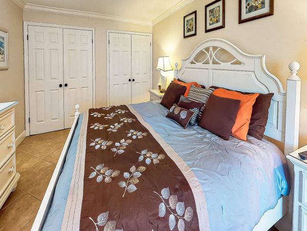 1 Bedroom Condo Pet friendly 8 min walk to the beach