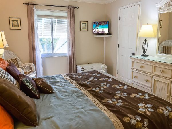 1 Bedroom Condo Pet friendly 8 min walk to the beach