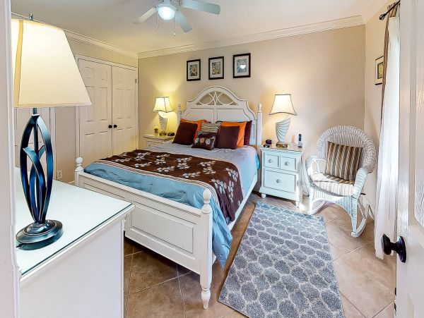 1 Bedroom Condo Pet friendly 8 min walk to the beach