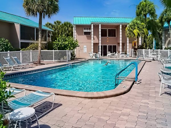 Coastal Comfort Retreat - Walk to Siesta Key Beach