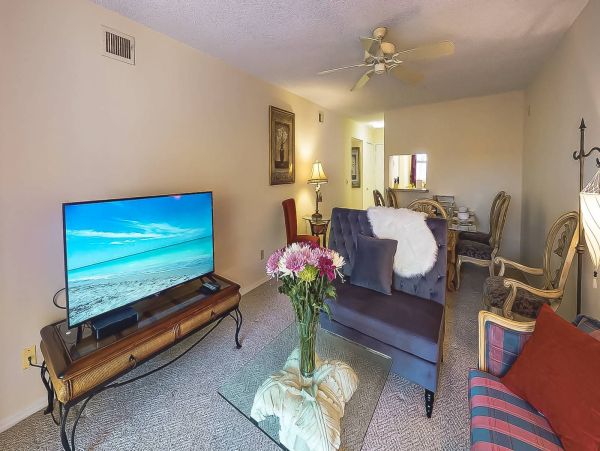Coastal Comfort Retreat - Walk to Siesta Key Beach