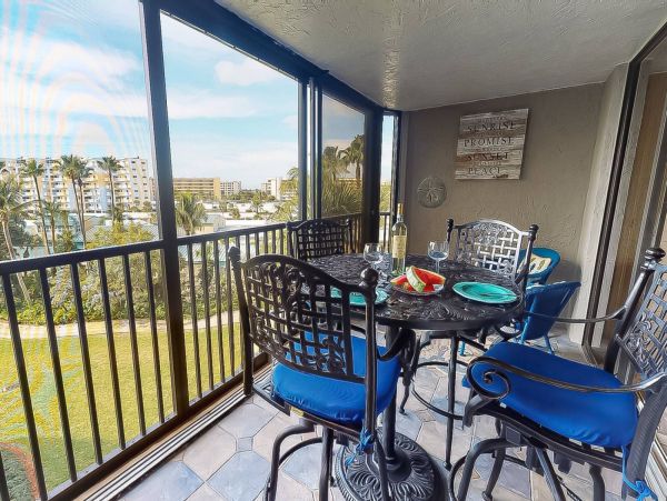 Updated Siesat Key Condo with lanai and beach views