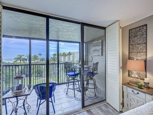 Updated Siesat Key Condo with lanai and beach views