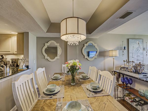 Updated Siesat Key Condo with lanai and beach views