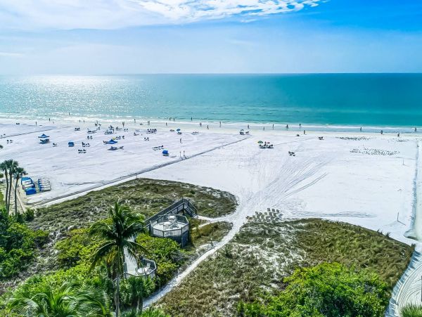 Updated Siesat Key Condo with lanai and beach views