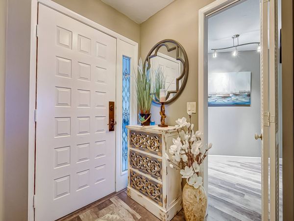 Updated Siesat Key Condo with lanai and beach views