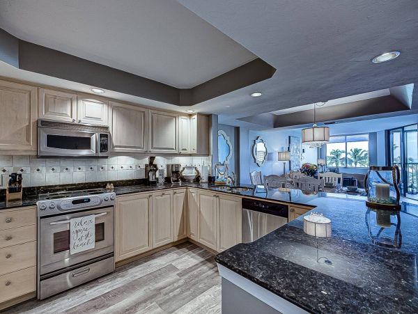 Updated Siesat Key Condo with lanai and beach views