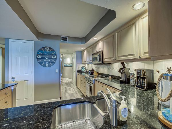 Updated Siesat Key Condo with lanai and beach views