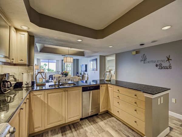 Updated Siesat Key Condo with lanai and beach views