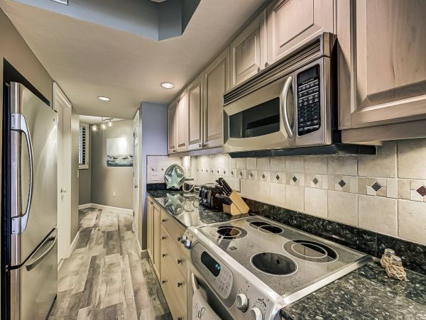 Updated Siesat Key Condo with lanai and beach views