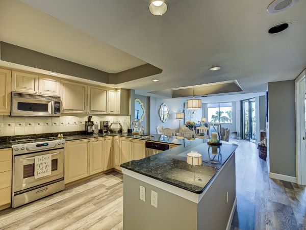 Updated Siesat Key Condo with lanai and beach views