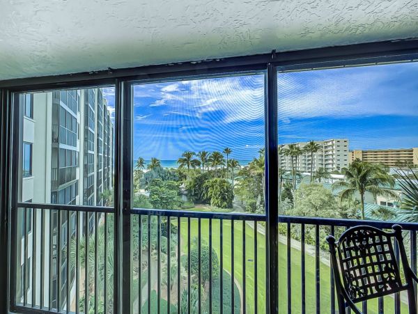 Updated Siesat Key Condo with lanai and beach views