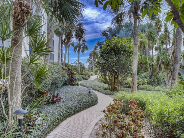 Updated Siesat Key Condo with lanai and beach views