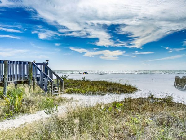 Updated Siesat Key Condo with lanai and beach views