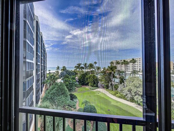 Updated Siesat Key Condo with lanai and beach views
