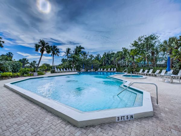 Updated Siesat Key Condo with lanai and beach views