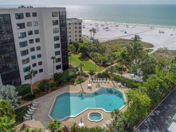 Updated Siesat Key Condo with lanai and beach views
