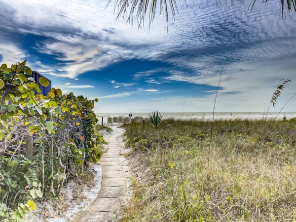 Updated Siesat Key Condo with lanai and beach views