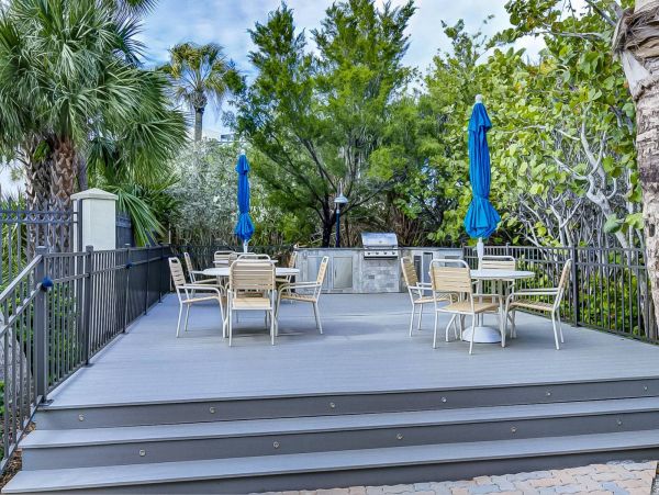 Updated Siesat Key Condo with lanai and beach views