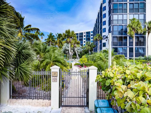 Updated Siesat Key Condo with lanai and beach views